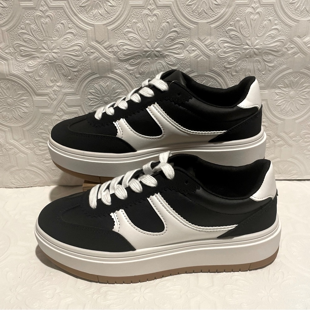Madden Girl Nana  Black & White Platform Sneakers Women’s Size 8